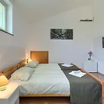 Mia Penzion Vinkuran